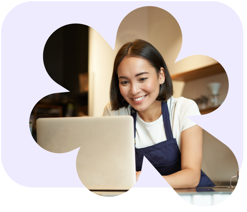 Mujer trabajando con laptop